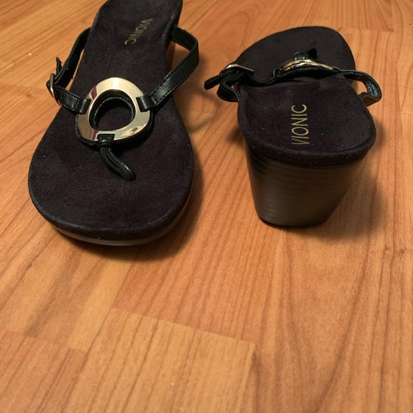 New Vionic Sandals - Picture 3 of 4
